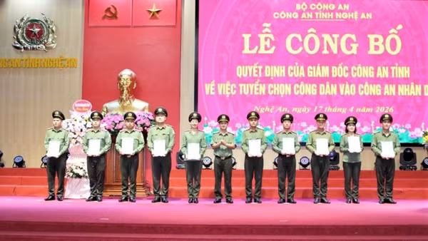 Đại diện lãnh đạo Công an tỉnh Nghệ An trao Quyết định tuyển chọn nhân viên an ninh hàng không vào Công an nhân dân.