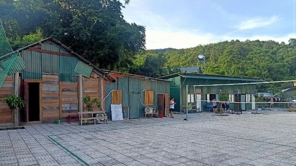 Cán bộ xã Nhôn Mai, tỉnh Nghệ An tự góp kinh phí, chủ động dựng các nhà tạm để ở.