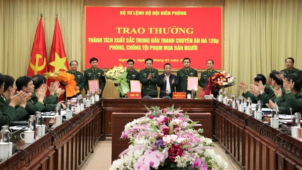 Thiếu tướng Nguyễn Văn Thiện, Phó Tư lệnh Bộ đội Biên phòng trao thưởng Ban chuyên án và lực lượng tham gia đấu tranh Chuyên án NA126p.
