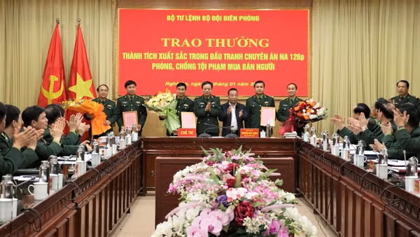 Thiếu tướng Nguyễn Văn Thiện, Phó Tư lệnh Bộ đội Biên phòng trao thưởng Ban chuyên án và lực lượng tham gia đấu tranh Chuyên án NA126p.