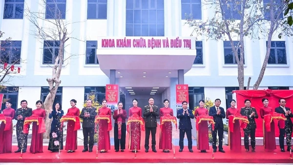 Các đại biểu Bộ Công an và lãnh đạo tỉnh Nghệ An cắt băng khánh thành nhà khám, chữa bệnh Trung tâm Y tế Tương Dương.