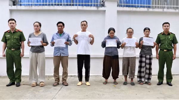 Các đối tượng bị bắt giữ. (Ảnh: HẬU HẠNH)