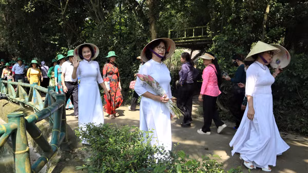 Người dân với những bó hoa sen, hoa huệ, thành kính dâng lên Người.