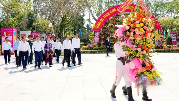 Đồng chí Trần Thanh Mẫn về Khu Di tích quốc gia đặc biệt Kim Liên dâng hoa, dâng hương tưởng niệm Chủ tịch Hồ Chí Minh.
