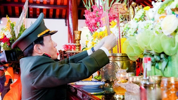 Đại tướng Lương Tam Quang, Ủy viên Bộ Chính trị, Bộ trưởng Công an, dâng hương tưởng niệm cố Bộ trưởng Trần Quốc Hoàn. 