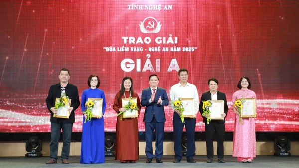 Bí thư Tỉnh ủy Nghệ An Nguyễn Khắc Thận trao giải A đến các tác giả, nhóm tác giả.