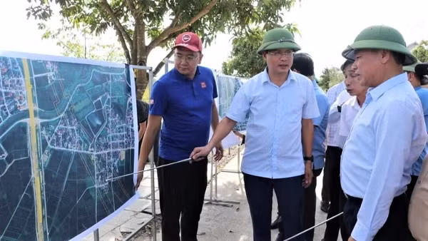 Lãnh đạo xã Hưng Nguyên báo cáo về công tác giải phóng mặt bằng dự án đường sắt tốc độ cao trục bắc-nam. (Ảnh: CTV)
