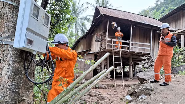 Công ty Điện lực Nghệ An nỗ lực đưa điện về các bản biên giới xa xôi, địa hình chia cắt mạnh.
