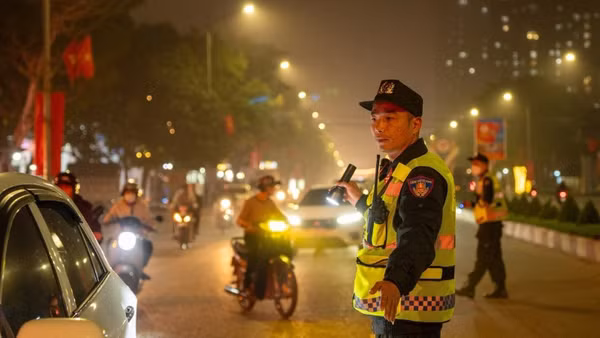 Tổ công tác 373 Công an tỉnh Nghệ An thực hiện tuần tra kiểm soát tại các tuyến giao thông trọng điểm về trật tự an toàn giao thông, trật tự công cộng. (Ảnh: Công an Nghệ An)