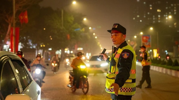 Tổ công tác 373 Công an tỉnh Nghệ An thực hiện tuần tra kiểm soát tại các tuyến giao thông trọng điểm về trật tự an toàn giao thông, trật tự công cộng. (Ảnh: Công an Nghệ An)