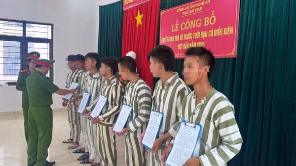 Lãnh đạo Trại tạm giam Công an tỉnh Nghệ An trao quyết định tha tù trước thời hạn có điều kiện cho các phạm nhân.