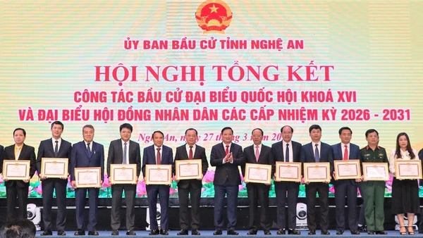 Đồng chí Nguyễn Khắc Thận, Ủy viên Trung ương Đảng, Bí thư Tỉnh ủy Nghệ An trao Bằng khen của Tỉnh ủy cho các tập thể và cá nhân.