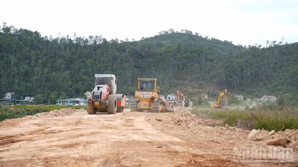 Gói thầu xây lắp XL01 (dài 6,3km) thuộc Dự án thành phần 1, dự án đường bộ cao tốc Vinh-Thanh Thủy bắt đầu triển khai các mũi thi công đầu tiên. 