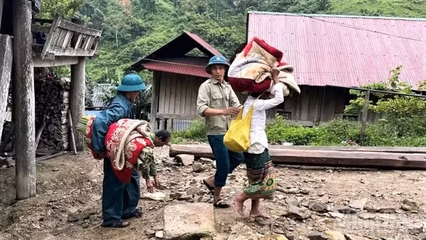 Di dời các hộ dân trước nguy cơ sạt lở núi ở xã Nhôn Mai do ảnh hưởng của cơn bão số 3.