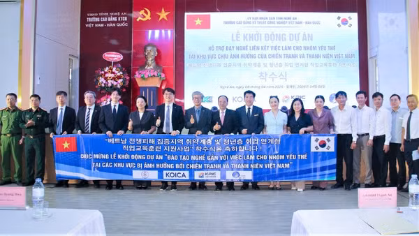 Các đại biểu chụp ảnh lưu niệm. (Ảnh: MAI HOA)