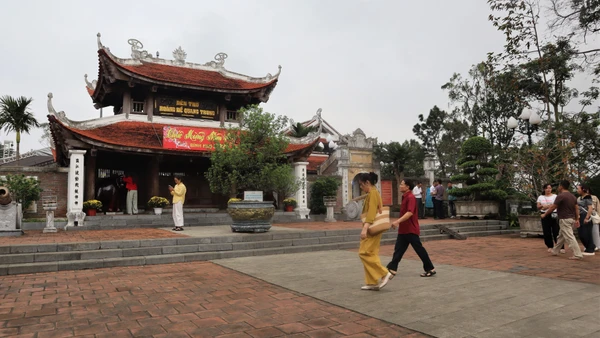 Đền có quy mô lớn, khuôn viên rộng, kiến trúc đẹp; có tòa hạ điện, trung điện, thượng điện, tả vu, hữu vu, cổng tam quan, các đồ lễ tế khí… được phục chế theo văn hóa thời nhà Nguyễn.