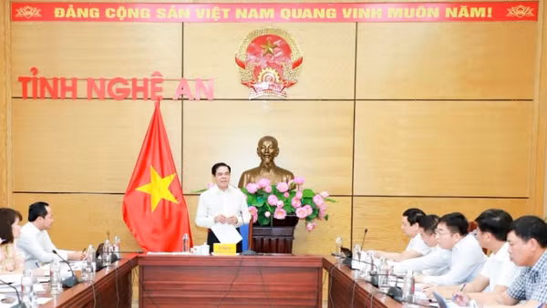 Ông Võ Trọng Hải, Chủ tịch Ủy ban nhân dân tỉnh Nghệ An phát biểu tại cuộc họp. 
