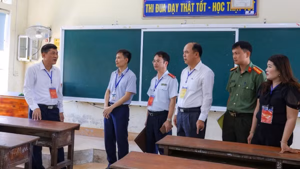 Phó Chủ tịch Ủy ban nhân dân tỉnh Nghệ An, Trưởng Ban chỉ đạo thi tốt nghiệp trung học phổ thông kiểm tra công tác chuẩn bị cho trên địa bàn tỉnh. (Ảnh: KIM OANH)