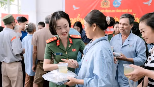 Những suất cơm ấm nóng được trao đến người nhà, bệnh nhân.