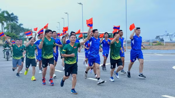 Hoạt động chạy việt dã xuyên biên giới với cự ly 3km.