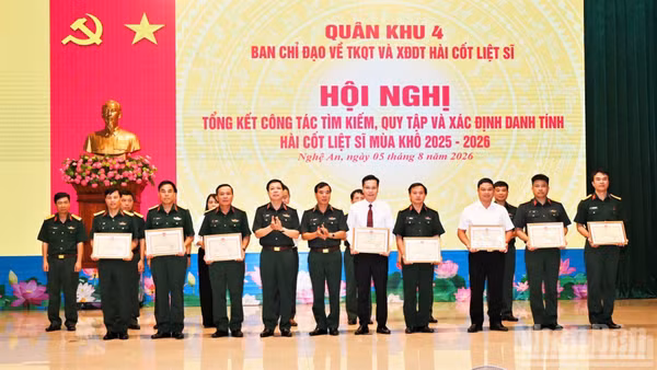 Ban Chỉ đạo về tìm kiếm, quy tập và xác định danh tính hài cốt liệt sĩ Quân khu 4 tặng Bằng khen cho 13 tập thể và 27 cá nhân có thành tích xuất sắc. 