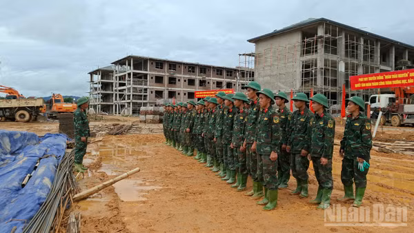 Quán triệt một số nội dung tới cán bộ, chiến sĩ tại công trường.