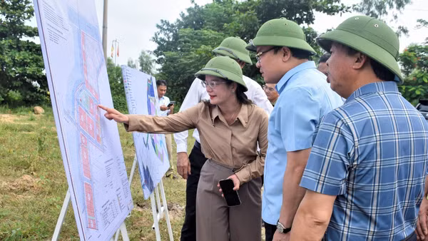 Lãnh đạo Ủy ban nhân dân phường Tân Mai báo cáo với đoàn công tác Ủy ban nhân dân tỉnh về tiến độ giải phóng mặt bằng dự án. (Ảnh: PT)