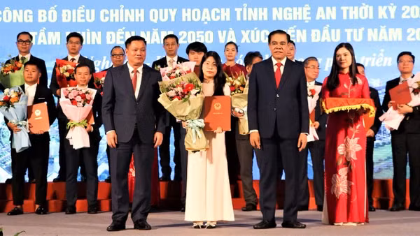 Tại hội nghị, lãnh đạo tỉnh Nghệ An đã trao Quyết định đầu tư, giấy chứng nhận đăng ký đầu tư và Biên bản ghi nhớ thỏa thuận hợp tác đầu tư cho 25 dự án tiêu biểu.