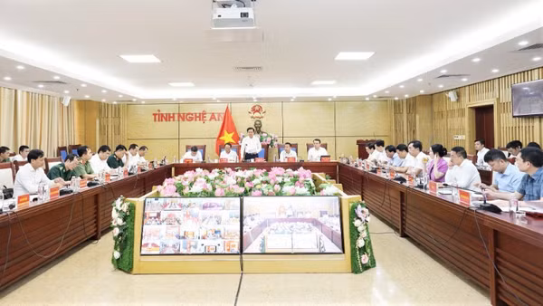 Hội nghị kết nối từ điểm cầu trung tâm tại trụ sở Ủy ban nhân dân tỉnh Nghệ An đến các điểm cầu tại 130 Ủy ban nhân dân xã, phường trên toàn tỉnh.