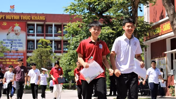 Nhiều trường giảm điểm chuẩn, tăng thêm cơ hội trúng tuyển cho nhiều học sinh.