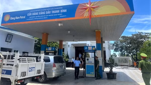 Lực lượng chức năng kiểm tra tại cửa hàng xăng dầu. (Ảnh: CTV)