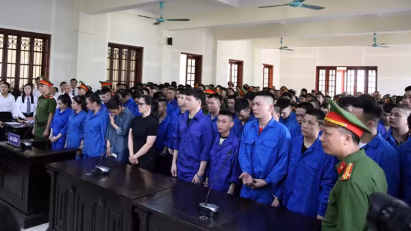 Các bị cáo tại phiên tòa. (Ảnh: TTH)