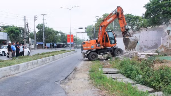 "Nút thắt cổ chai” với chiều dài gần 50m ngay tại nút giao với đường Nguyễn Xí.