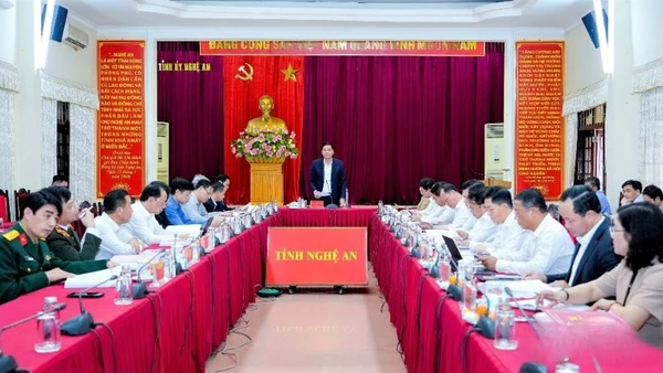 Hội nghị kiểm điểm, đánh giá, xếp loại tập thể, cá nhân Ban Thường vụ Tỉnh ủy Nghệ An năm 2025. (Ảnh: PHẠM BẰNG)