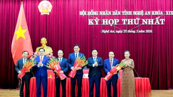 Các đồng chí Thường trực Tỉnh ủy Nghệ An tặng hoa chúc mừng các đồng chí được bầu giữ chức Chủ tịch, Phó Chủ tịch Hội đồng nhân dân tỉnh khóa XIX, nhiệm kỳ 2026-2031; tặng hoa tri ân đồng chí Nguyễn Nam Đình, Phó Chủ tịch Thường trực Hội đồng nhân dân tỉnh khóa XVIII. 