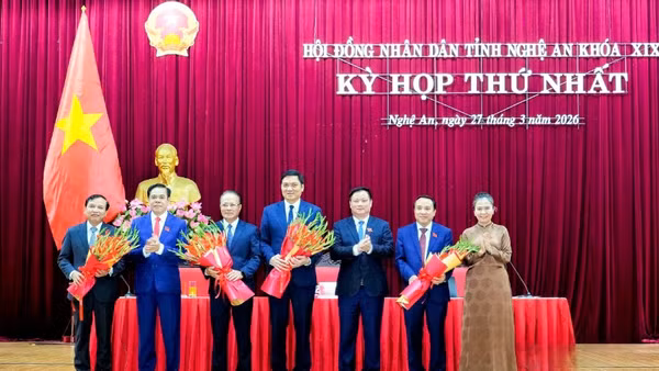 Các đồng chí Thường trực Tỉnh ủy Nghệ An tặng hoa chúc mừng các đồng chí được bầu giữ chức Chủ tịch, Phó Chủ tịch Hội đồng nhân dân tỉnh khóa XIX, nhiệm kỳ 2026-2031; tặng hoa tri ân đồng chí Nguyễn Nam Đình, Phó Chủ tịch Thường trực Hội đồng nhân dân tỉnh khóa XVIII. 