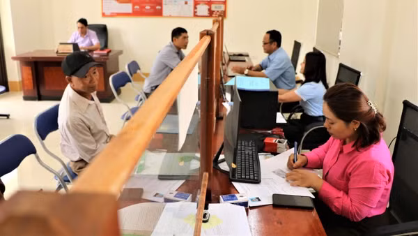 Người dân đến giải quyết thủ tục hành chính ở Trung tâm phục vụ hành chính công xã Nhôn Mai.