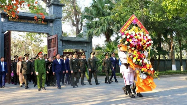 Đoàn đại biểu Đảng ủy Công an Trung ương dâng hương tại Khu di tích quốc gia đặc biệt Kim Liên. 