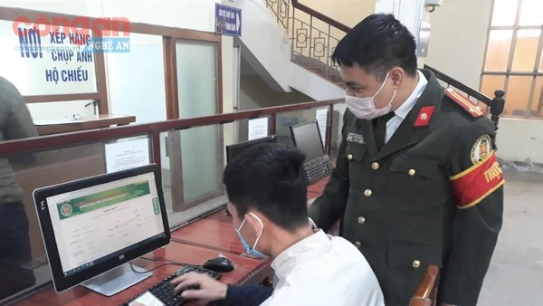 Cán bộ Phòng Quản lý xuất nhập cảnh, Công an tỉnh Nghệ An hướng dẫn người dân hoàn thành các thủ tục hành chính.