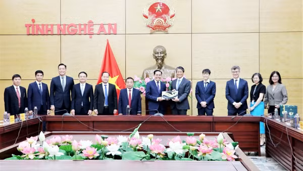Lãnh đạo tỉnh Nghệ An tặng quà lưu niệm đoàn công tác. (Ảnh: PHAN QUỲNH)