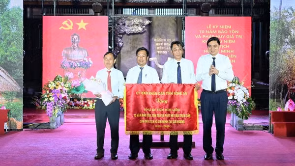 Ủy ban nhân dân tỉnh Nghệ An trao tặng Khu Di tích Kim Liên bức trướng lưu niệm.
