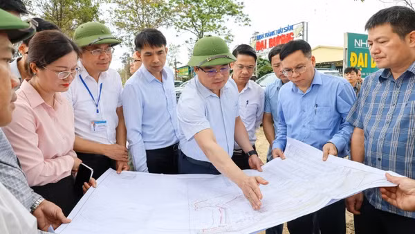 Phó Chủ tịch Ủy ban nhân dân tỉnh Nghệ An Phùng Thành Vinh và các thành viên đoàn công tác kiểm tra tại thực địa triển khai dự án Nhà máy Nhiệt điện LNG Quỳnh Lập tại phường Tân Mai.