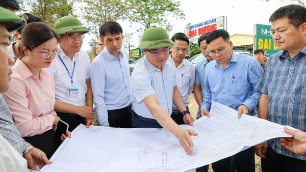 Phó Chủ tịch Ủy ban nhân dân tỉnh Nghệ An Phùng Thành Vinh và các thành viên đoàn công tác kiểm tra tại thực địa triển khai dự án Nhà máy Nhiệt điện LNG Quỳnh Lập tại phường Tân Mai.