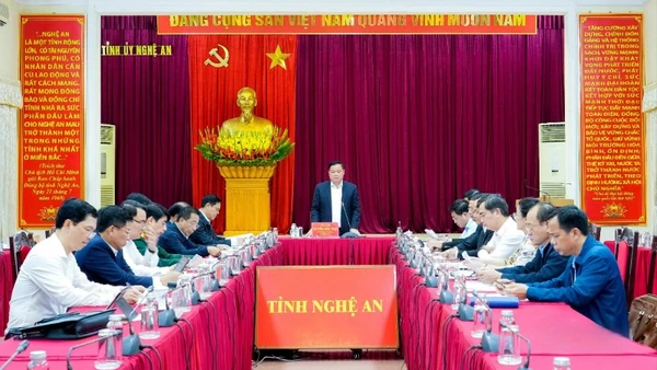 Đồng chí Nguyễn Khắc Thận, Ủy viên Trung ương Đảng, Bí thư Tỉnh ủy Nghệ An phát biểu chỉ đạo tại hội nghị về tình hình và tiến độ triển khai các công trình, dự án trọng điểm.