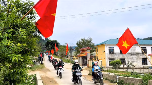 Cán bộ, chiến sĩ Ban Chỉ huy Bộ đội Biên phòng tỉnh Nghệ An phối hợp địa phương, các lực lượng tuyên truyền, cổ động bầu cử bằng hình thức lưu động đến các bản, làng.