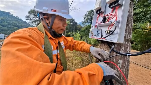 Nhân viên Điện lực Nghệ An lắp đặt đường dây, thiết bị điện ở xã biên giới Mỹ Lý.