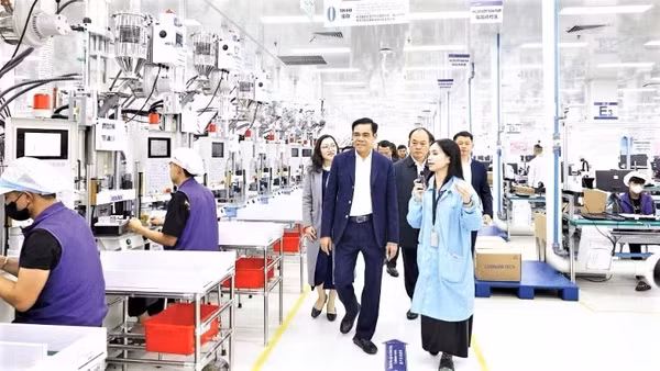 Đoàn công tác của Ủy ban nhân dân tỉnh Nghệ An kiểm tra tình hình sản xuất, kinh doanh tại Khu công nghiệp, đô thị và dịch vụ VSIP Nghệ An.