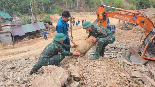 Quả bom có đường kính 40cm, dài 140cm, nặng khoảng 250kg. (Ảnh: TRỌNG KIÊN)