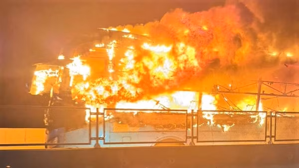 Chiếc xe ô-tô khách bốc cháy ngùn ngụt. (Ảnh: CTV)