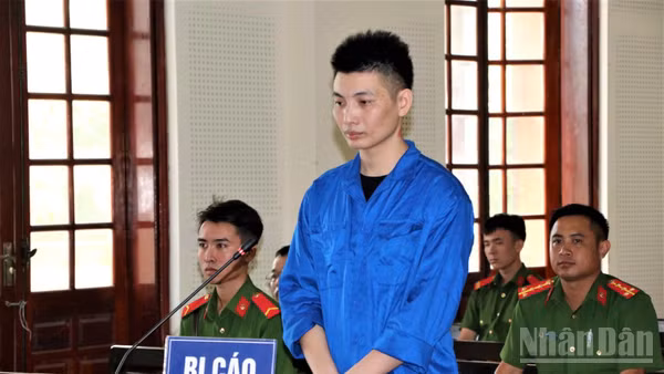 Bị cáo Bàn Văn Vỹ tại phiên tòa. (Ảnh: TTH)